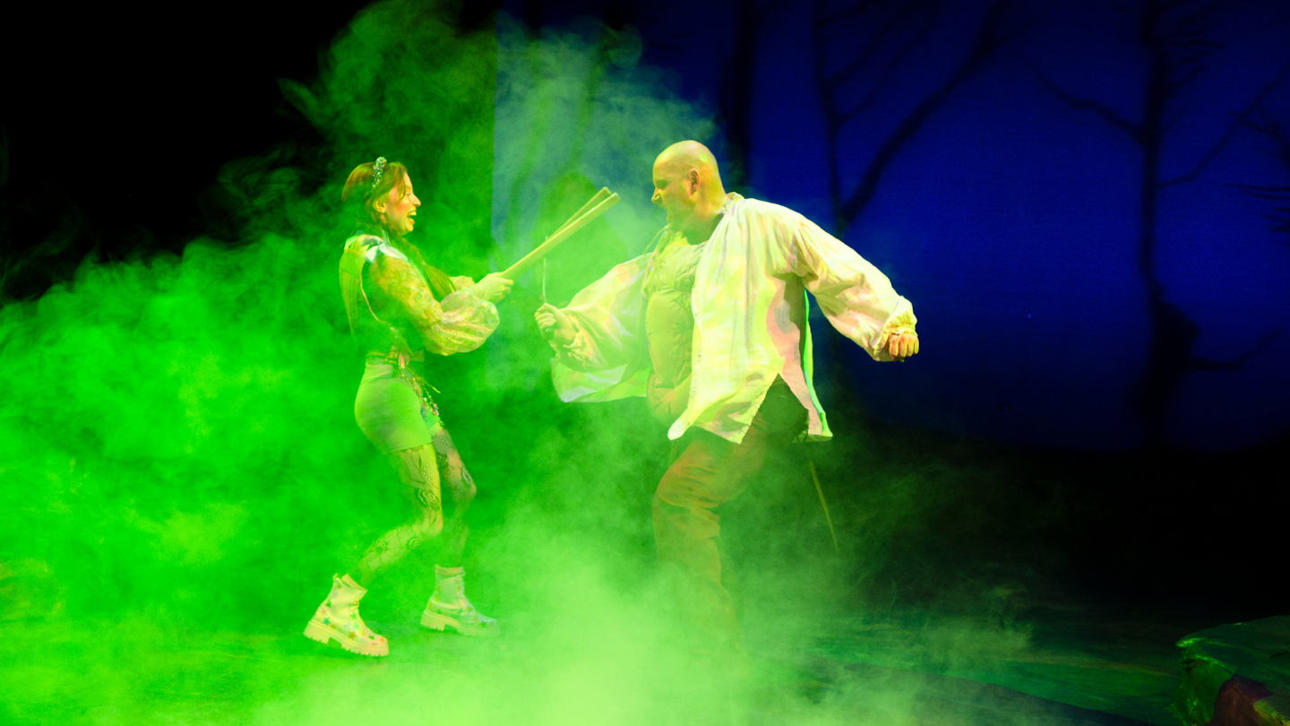 A battle ensues in green fog - Fortenbras fights Juliet.